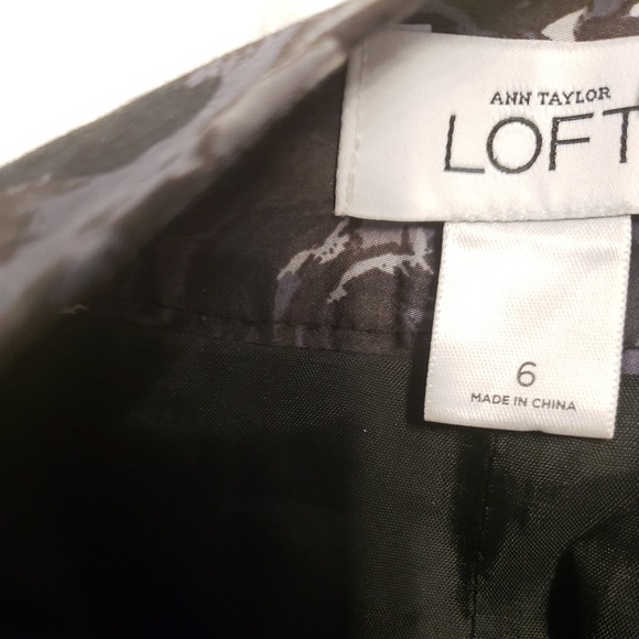 Ann Taylor loft dark floral pencil skirt. Size 6 - Picture 3 of 4